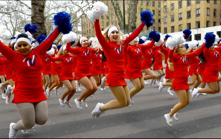 Porristas universitarias de Estados Unidos formaron parte del evento en la capital inglesa. EFE/ N. HALL