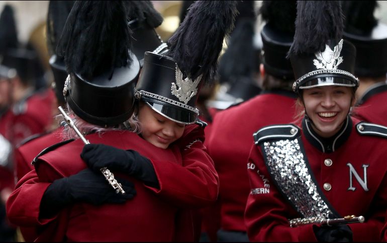 Miembros de una banda de preparatoria estadounidense se desean suerte antes de comenzar el desfile. EFE/ N. HALL