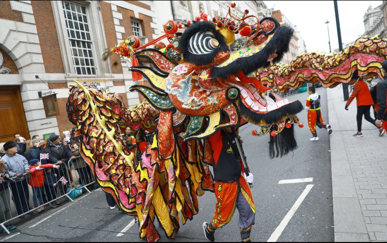 Muestra de pluriculturalidad, el desfile incluyó un dragón chino y artistas de 21 países diferentes. EFE/ N. HALL