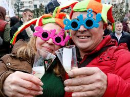 Algunos de los problemas que causan los excesos son: dolor de cabeza, fatiga, sed intensa, ardor y acidez estomacal. EFE / S. Sas