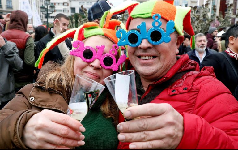 Algunos de los problemas que causan los excesos son: dolor de cabeza, fatiga, sed intensa, ardor y acidez estomacal. EFE / S. Sas
