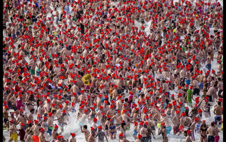 Hasta 10 mil personas se bañaron, contra el viento y el frío, en la playa holandesa de Scheveningen, en La Haya. La tradición en esta playa data de 1965.