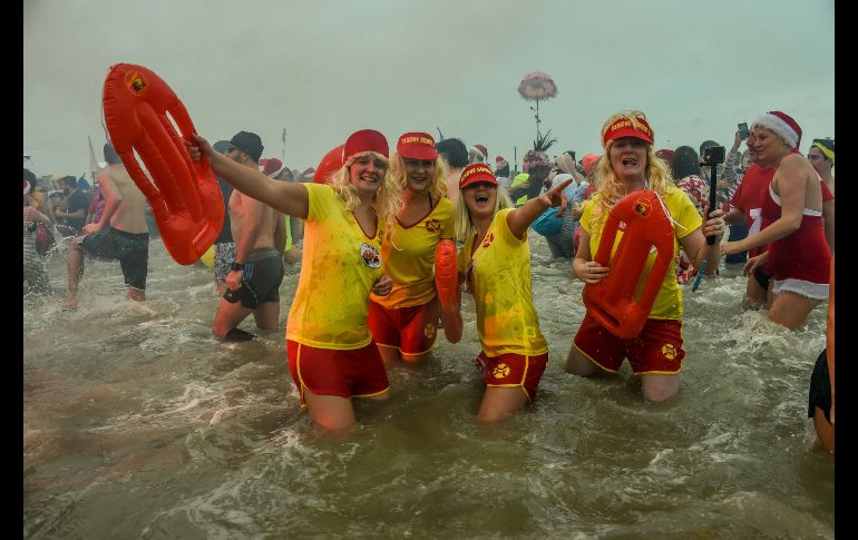 Con un baño helado celebran el Año Nuevo en un playa de Dunquerque, Francia. AFP/P. Huguen