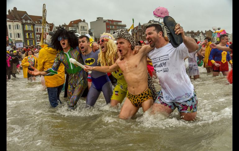 Los disfraces son comunes para complementar el ambiente festivo. Desde Dunquerque, Francia. AFP/P. Huguen
