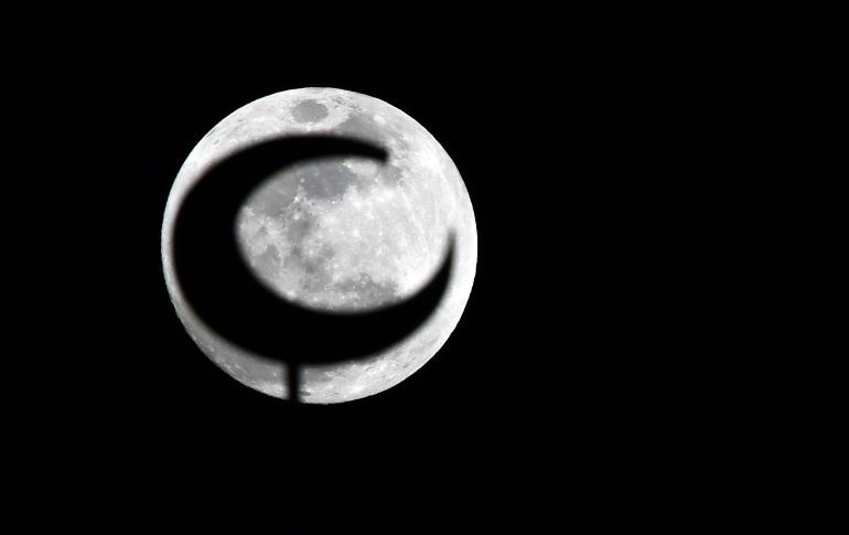 El satélite se ve tras una mezquita en la Marina de Dubai, en Emiratos Árabes Unidos