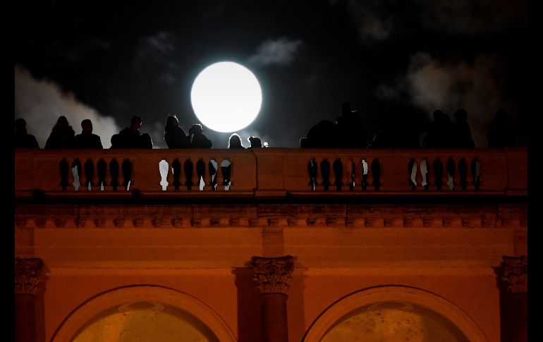 Personas observan desde Terrazza del Pincio, en Roma.