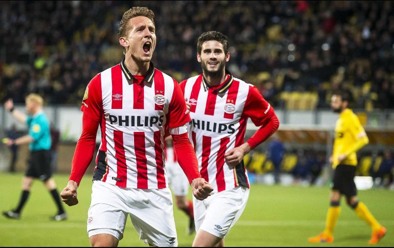 La cifra en la que se daría la transacción de Luuk de Jong (izq) sería de siete millones de euros. EFE / ARCHIVO