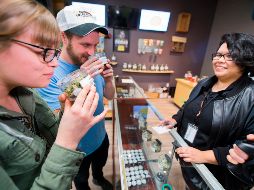 Solo unos 90 negocios recibieron autorización estatal para abrir el Día de Año Nuevo. AFP / R. Beck