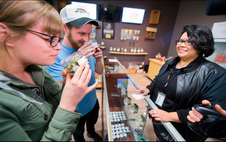 Solo unos 90 negocios recibieron autorización estatal para abrir el Día de Año Nuevo. AFP / R. Beck