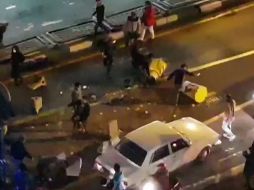 Durnte las protestas, los manifestantes incendiaron contenedores de basura y rompieron los cristales de algunos bancos. AFP/MEHR NEWS