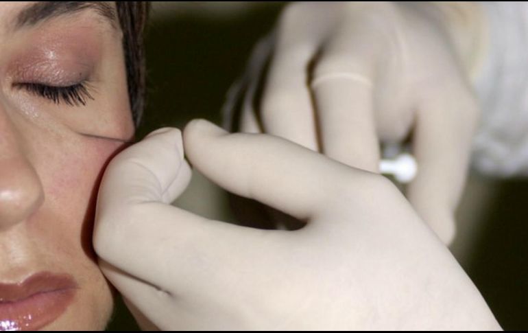 De las mujeres y hombres que deciden por este tratamiento, 95 por ciento se aplica para corregir arrugas del entrecejo, patas de gallo y arrugas debajo de los ojos. EFE / ARCHIVO