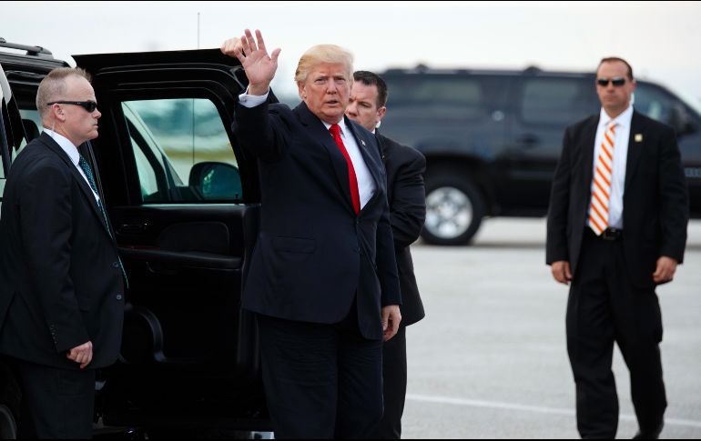 Trump hace referencia a un reporte según el cual Huma Abedin, quien asesoraba a Clinton, reenvió correos oficiales a su cuenta personal. AP / ARCHIVO