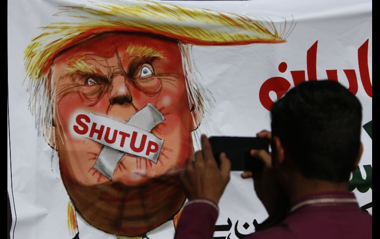 Un partidario de la ONG islamista Jamaat-ud-Dawa toma una foto de una pancarta contra el presidente de EU Donald Trump, durante una protesta contra la decisión del Gobierno de prohibir donaciones a la organización, en Karachi, Pakistán. EFE/R. Khan