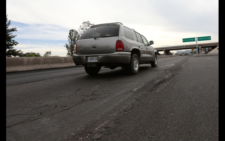 El mal estado de la vialidad podría ser la evidencia de una baja de 24 por ciento en el presupuesto a carreteras de la administración estatal. El deterioro es evidente tanto en superficie como en señalética. EL INFORMADOR / G. Gallo