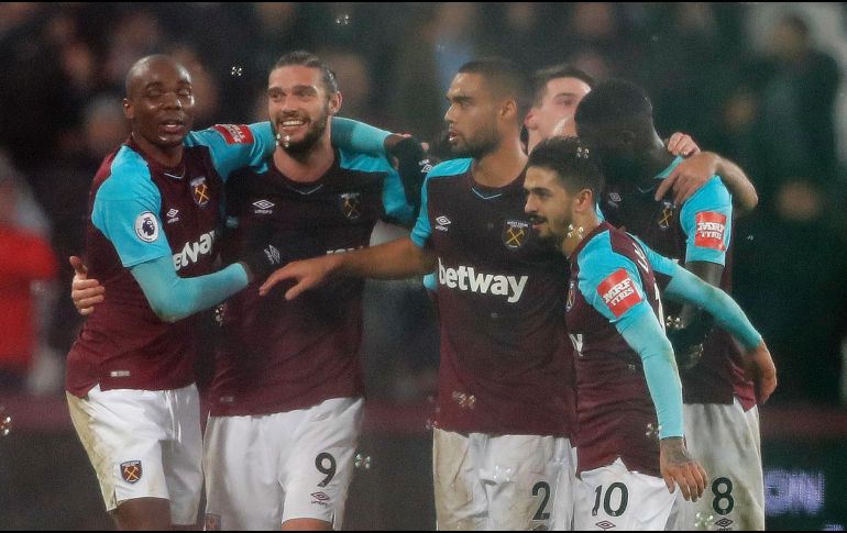 Andy Carroll anotó los dos goles para el West Ham United. AP / F. Augstein