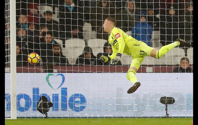 Adrian, portero del West Ham, deja pasar un gol del West Bromwich en partido de la Liga Premier disputado en Londres. AP/F. Augstein
