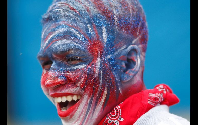 Un joven disfrazado acude al desfile de la 'Tweede Nuwe Yaar' (segunda Nochevieja), en Ciudad del Cabo, Sudáfrica. EFE/ N. Bothma