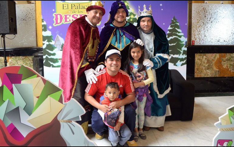 Parte del personal se caracteriza de los Reyes Magos para que los pequeños puedan tomarse la foto del recuerdo. FB/ Correos de México