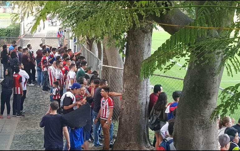 Durante la práctica, el equipo fue arropado por la afición, quien acudió al club en gran número. EL INFORMADOR / D. Reos