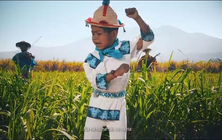 El niño que entona la nueva versión se llama Yuawi López. Su voz ahora forma parte de 
