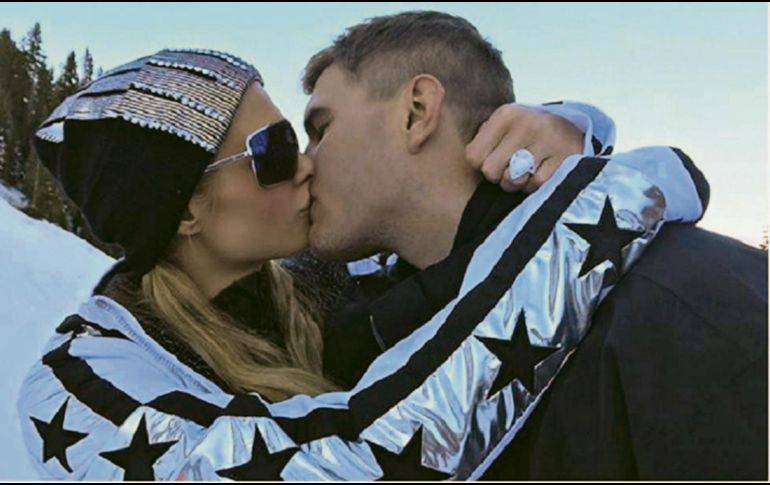 El prometido. Chris Zylka y Paris Hilton al momento de su compromiso. ESPECIAL