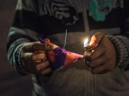 A pesar de las recomendaciones por lo peligroso que resulta su manejo, muchas personas insisten en celebrar el Año Nuevo con pirotecnia. EL INFORMADOR / ARCHIVO