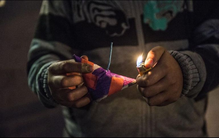 A pesar de las recomendaciones por lo peligroso que resulta su manejo, muchas personas insisten en celebrar el Año Nuevo con pirotecnia. EL INFORMADOR / ARCHIVO