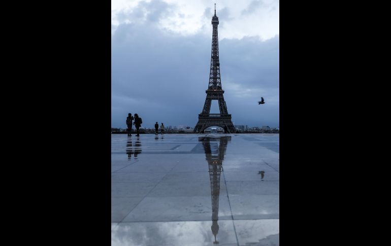 La Torre Eiffel estuvo cerrada hasta el miércoles por la tarde y la capital francesa cerró todos sus parques durante el día por temor a la caída de árboles.