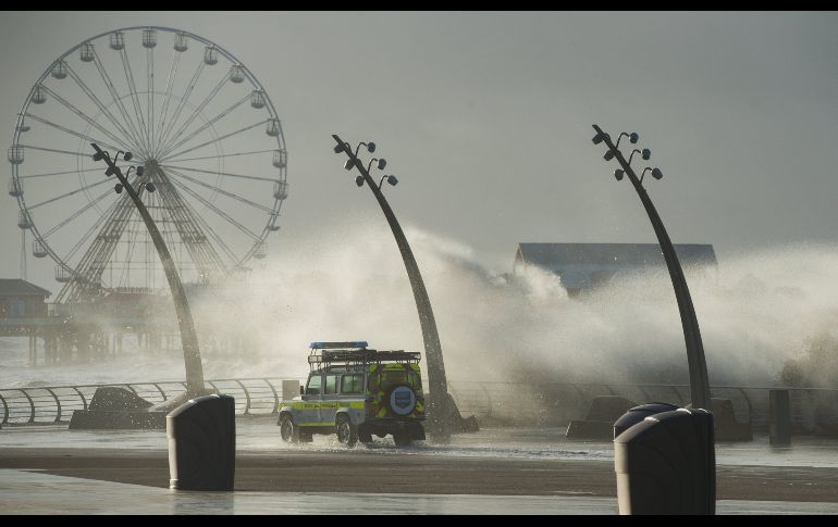 Una patrulla circula por el paseo marítimo de Blackpool, Inglaterra. 