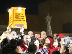 Durante su discurso, Almaguer saca un 