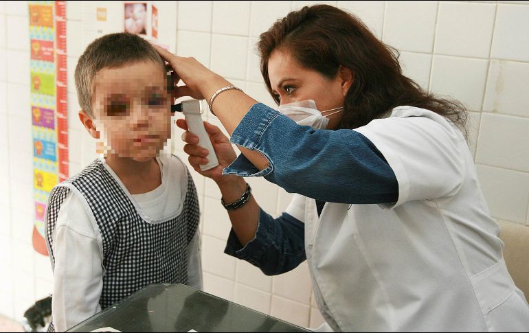 Señalan importante tratar cualquier cuadro respiratorio y no automedicarse, y aplicar las vacunas que ayudan a evitar males respiratorios que pueden derivar en problemas como la otitis. EL INFORMADOR / ARCHIVO
