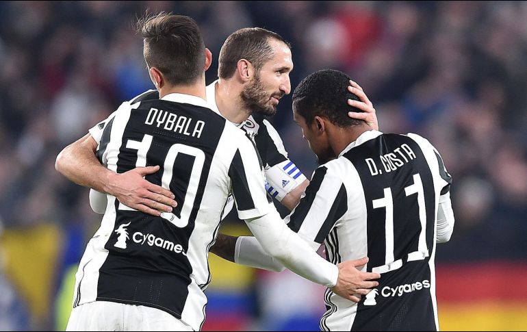 Dybala (I) y Chiellini (C) celebran el gol de Doublas Costa (D). EFE/A. Di Marco