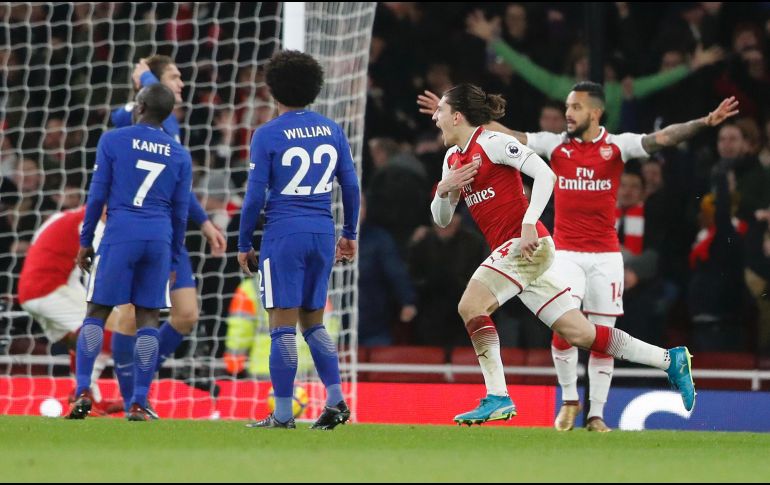 Bellerín (tercero de izquierda a derecha) celebra el gol que le permite al Arsenal rescatar un punto como local. AP/F. Augstein