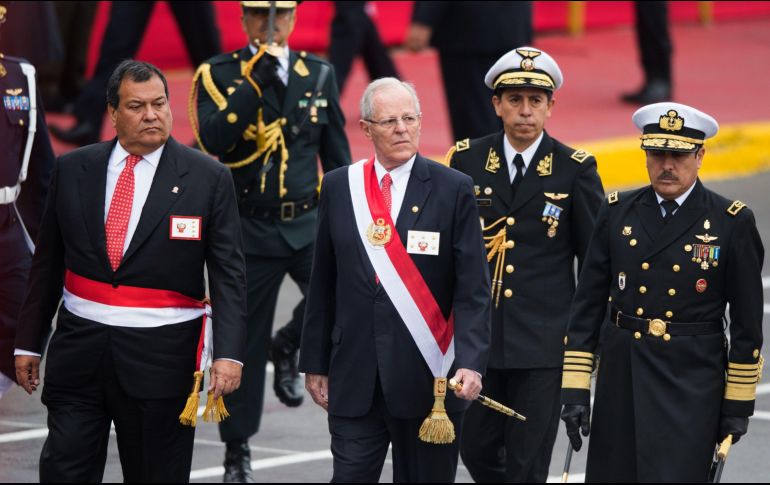 El ministro de defensa (izquierda), renunció al igual que dos miembros más del gabinete del ahora presidente Pedro Pablo Kuczynski. AFP/ E. Benavides