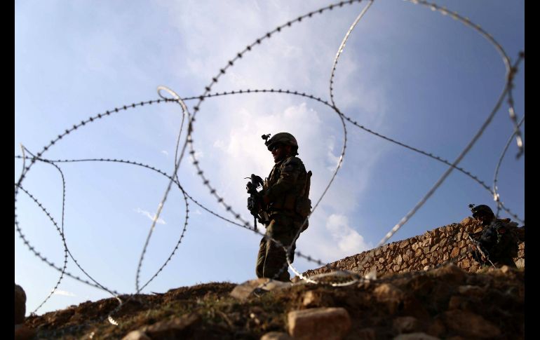 Un soldado participa en una inspección de seguridad durante operaciones en el distrito de Achin, Afganistán. Al menos un soldado estadounidense murió y otros cuatro resultaron heridos el 1 de enero en Achin. EFE/ G. Habibi