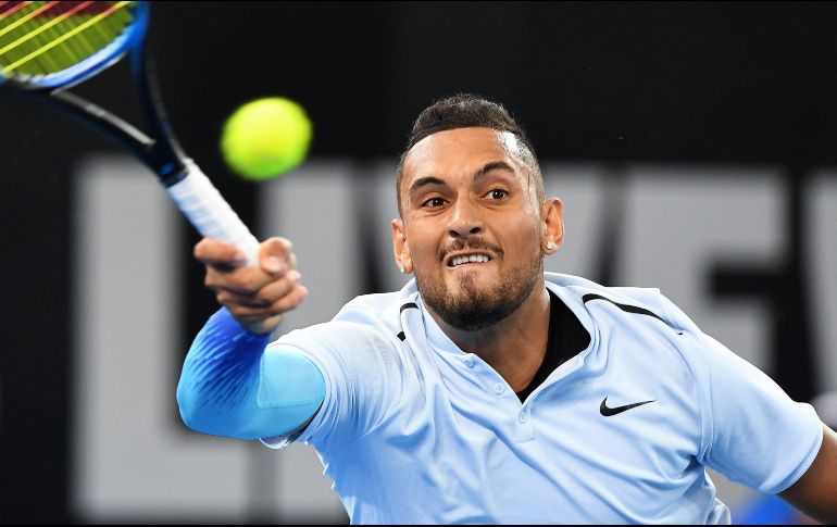 Octavos de final. El australiano Nick Kyrgios regresa una bola a su compatriota Matthew Ebden durante su juego de ayer. EFE