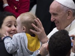 El papa Francisco saluda a los fieles durante la audiencia general del miércoles en el Aula Pablo VI en el Vaticano. EFE/M. Brambatti