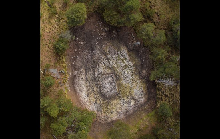 El efecto óptico que se produce en el espejo de agua en el Nahualac, sugiere un modelo miniatura del universo. NOTIMEX/INAH