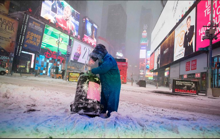 Las autoridades anuncian la cancelación de vuelos con destino u origen en los aeropuertos que sirven a Nueva York; las operaciones están en estado de alerta. AFP / J. Samad