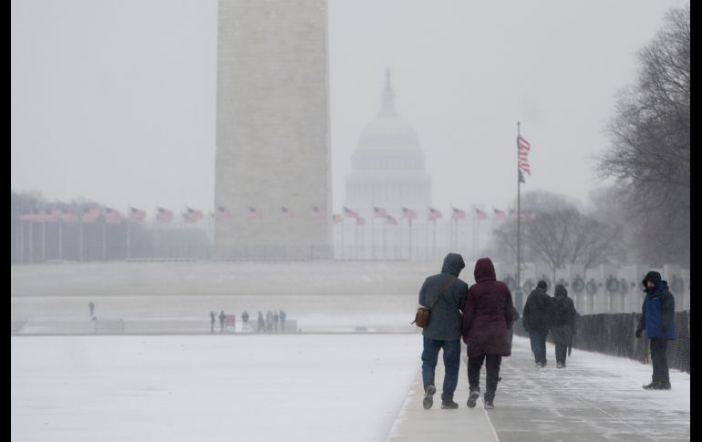 El estanque reflectante del monumento a Lincoln luce congelado en Washington, DC.
