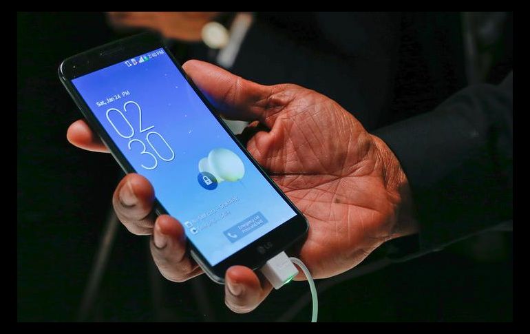 Los empleados realizarán sus funciones en celulares oficiales; la medida entrará en vigor la próxima semana. AP / ARCHIVO