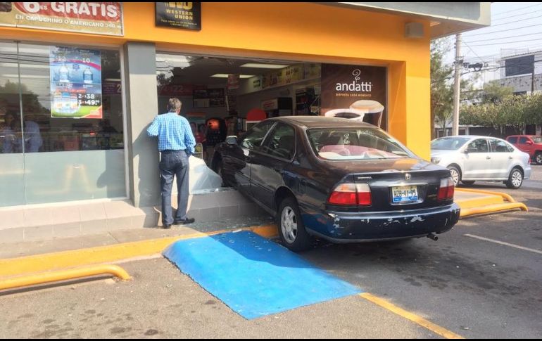 Al parecer la conductora al intentar estacionarse pisó el acelerador en lugar del freno, provocando el accidente. ESPECIAL/ Bomberos de Zapopan