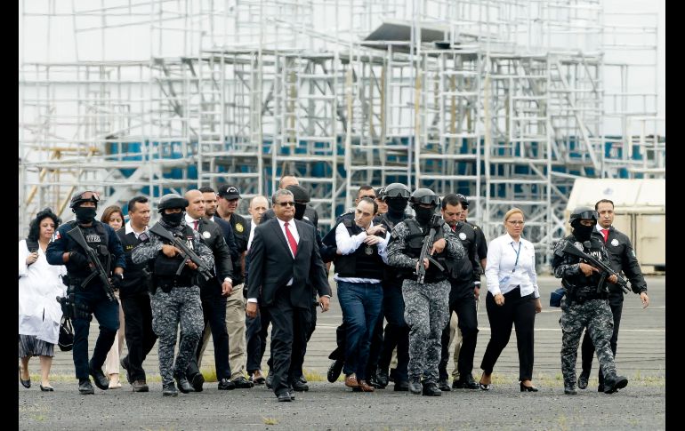 Fue escoltado bajo un fuerte operativo de seguridad mientras portaba un chaleco antibalas y esposas, en el aeropuerto de Tocumen de Ciudad de Panamá.