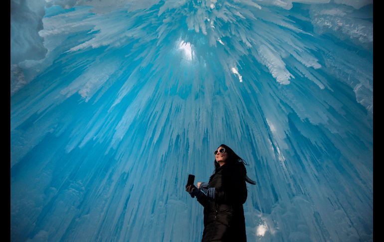 Deanne Ferguson observa témpanos durante un recorrido por la atracción 