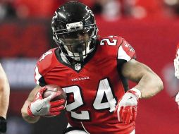 Devonta Freeman (#24) lideró la ofensiva de los Falcons de Atlanta con 865 yardas por tierra en 196 acarreos durante la temporada regular. AP