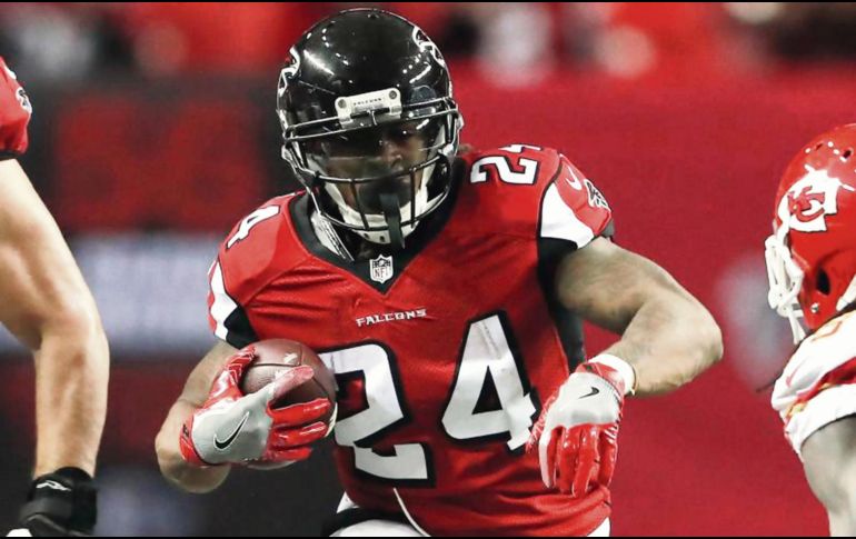 Devonta Freeman (#24) lideró la ofensiva de los Falcons de Atlanta con 865 yardas por tierra en 196 acarreos durante la temporada regular. AP