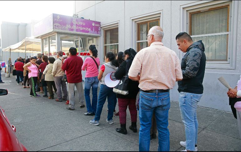 Fila de contribuyentes en la recaudadora 2, en 5 de febrero y Analco. EL INFORMADOR/M. Vargas