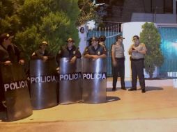 El condominio fue resguardado por un contingente policial ante la presencia de manifestantes. AFP / M. Pinas