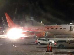 En las imágenes publicadas en las redes sociales se ve la cola del avión de la compañía Sunwing en llamas. AFP / FACEBOOK / Connie Carson