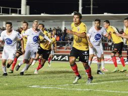 Jorge Mora (derecha) le cortó las alas a Correcaminos tras meter un gol de último minuto en el arco de Carlos Velázquez y salvó a Leones Negros. TWITTER/@leonesnegros